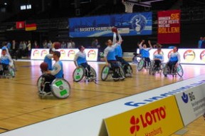 G2观众热烈欢呼！字母哥二十赛季震撼表现引爆全场